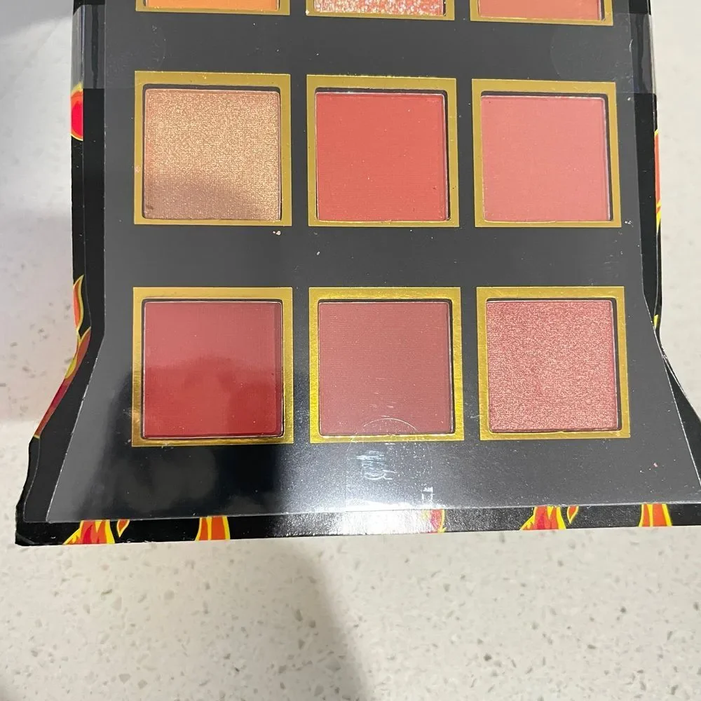 Cheetos‎ Flamin Hot Crunchy Eyeshadow Palette 12 Shades Chester Cheetah Mirror